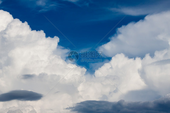 蓝天的暴云气氛蓝色多云云景阳光太阳天气预报天堂雨云图片
