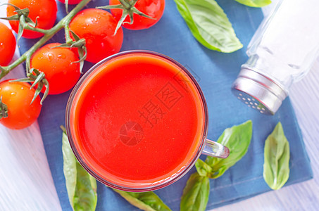 番茄汁木板果汁餐具饮食桌布桌子烹饪玻璃饮料园艺图片