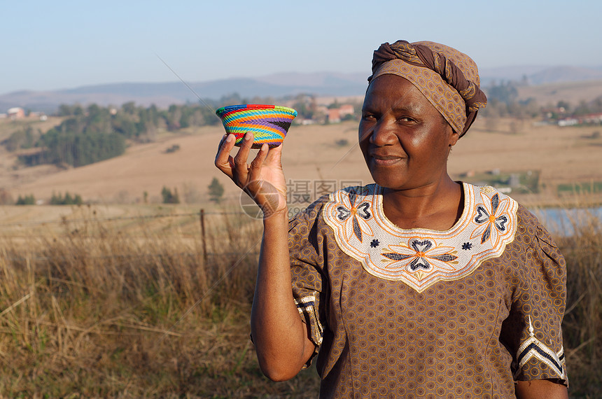 传统的非洲祖鲁妇女销售铁丝篮环境商务回收销售量黑色篮子女士贸易手工人士图片