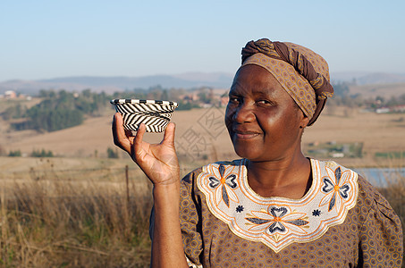 传统的非洲祖鲁妇女销售铁丝篮工艺手工回收女士编织环境艺术企业家黑色人士图片
