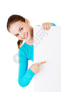 带着空白纸板的年轻快乐少女肖像成人横幅展示木板管理人员海报微笑招牌卡片公告图片