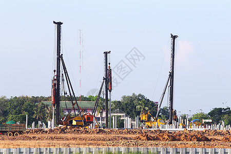 建筑铺盖钢筋建造码头工人土壤钻头横梁工程钻孔机器图片