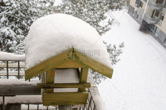 阳台边缘的屋顶筑巢箱 雪盖着屋顶图片