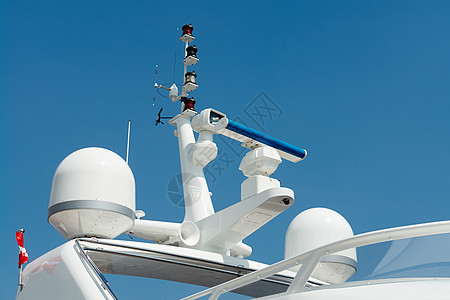 一艘游艇上的雷达和通讯塔金属航海电子产品全球灰色盘子运输血管收音机导航图片