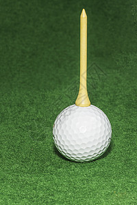 Tee 顶高尔夫球倒挂游戏课程绿色运动闲暇草地球道白色球座图片