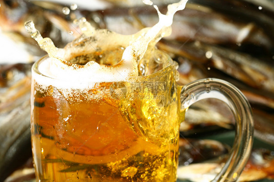 啤酒喷洒玻璃陶器干旱镜子饮料反射庆典冷藏大麦派对图片