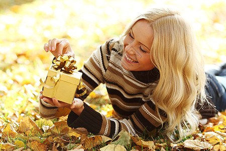 女人收秋天礼物乐趣头发女孩盒子橙子成人生日装饰品眼睛金子图片
