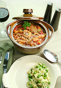 奥索布科蔬菜陶罐刀具萝卜草药味道烹饪芹菜午餐设置图片