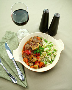 奥索布科和赖斯午餐草药芹菜烹饪用餐刀具餐巾美食设置羊肉图片