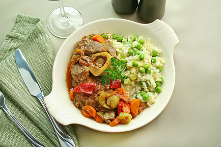 奥索布科和赖斯午餐营养桌面香菜烹饪餐巾羊肉食物设置刀具图片