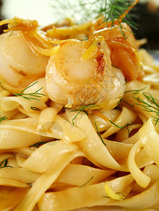 带海扇贝的Fettucini烹饪美味草药用餐海鲜营养健康饮食扇贝柠檬午餐图片