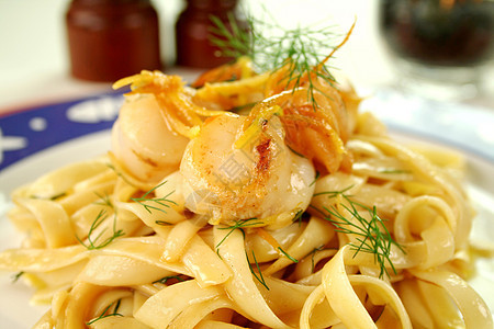带海扇贝的Fettucini柠檬用餐草药美食健康饮食美味午餐味道海鲜营养图片