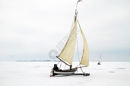 荷兰古维泽河的冰帆船娱乐运动图片