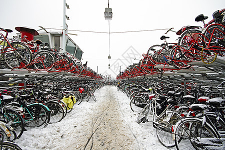 荷兰阿姆斯特丹积雪中的自行车赛车运输建筑学建筑特丹城市中心街道图片