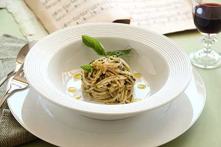 与佩斯托的意大利面条食物乐谱勺子盘子味道美食午餐营养香蒜餐巾图片