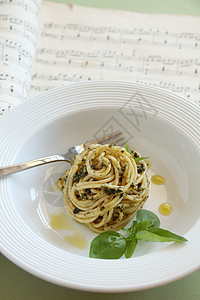 佩斯托意大利面午餐盘子乐谱烹饪美食食物香蒜面条营养草药图片