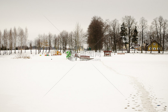冰冻的湖边海滩游乐场雪冬图片