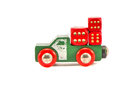 三个红色骰子的旧卡车玩具在白色上被隔离图片