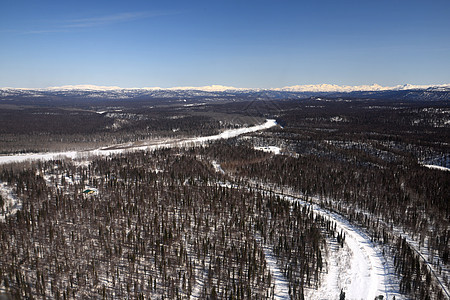 阿拉斯卡冬季风景天空白色森林顶峰天线蓝色晴天图片