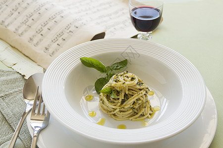 与佩斯托的意大利面条烹饪香蒜盘子美食营养食物餐巾味道草药乐谱图片