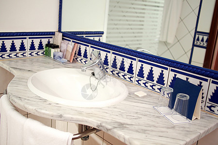 现代洗手间 有水槽和镜子淋浴反射金属制品洗澡龙头瓷砖装饰卫生间风格图片