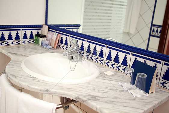 现代洗手间 有水槽和镜子淋浴反射金属制品洗澡龙头瓷砖装饰卫生间风格图片