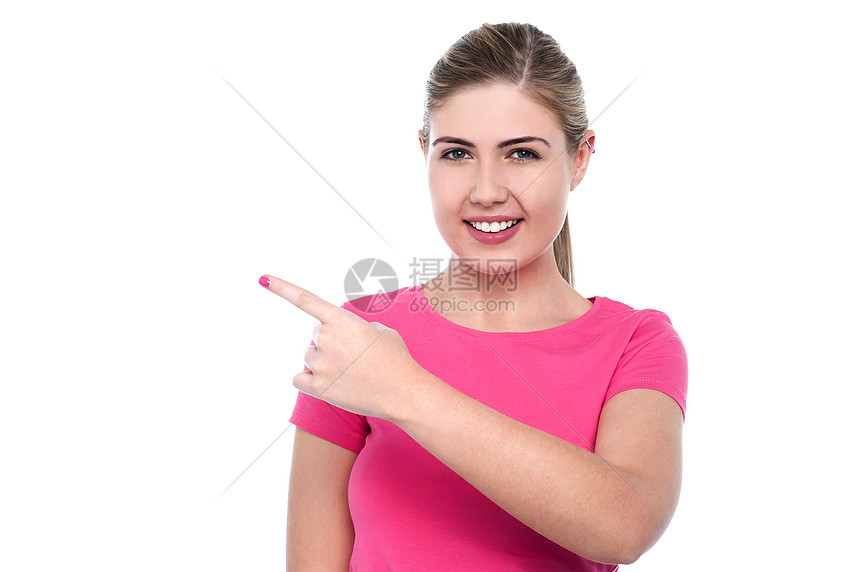 微笑的年轻女孩向远方指着女性化青年女士美丽冒充手指白色青少年女性食指图片