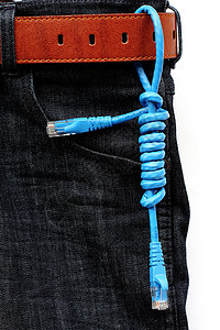 牛仔裤背景的USB电缆男人技术纺织品软件电讯电子产品插头机动性宽带安全图片