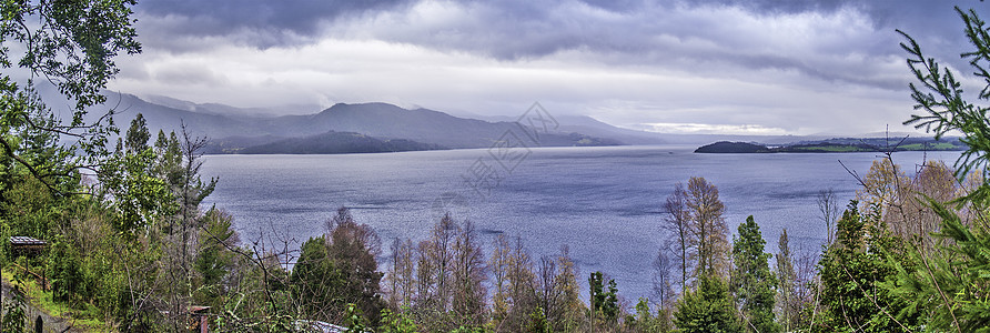 湖泊和山山框架森林风景天空环境旅行蓝色全景旅游公园图片