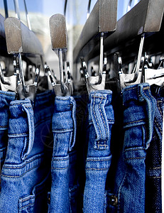 蓝色牛仔裤销售商业零售优雅商品裤子架子牛仔布均匀性市场背景图片