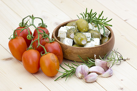 含橄榄 番茄 大蒜和草药的 feta奶酪食物迷迭香美食小吃原产地百里香母羊美味盘子产品图片