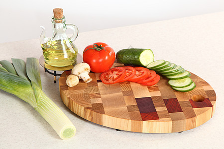切割板上的产品木板厨房烹饪食物植物油棕色木头蔬菜韭葱红色图片