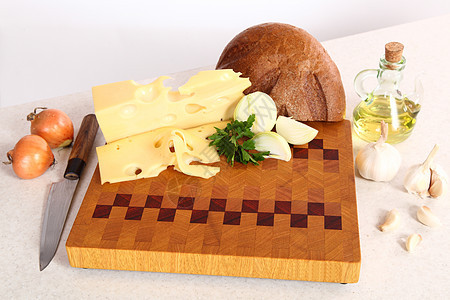 切割板上的产品棕色洋葱烹饪厨房木头菜板蔬菜植物油木板食物图片