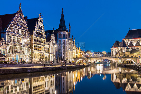 比利时 欧洲根特的莱河岸夜生活历史全景渠道天空教会旅游城市反思明信片图片
