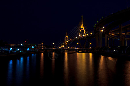 夜间Bhumibol桥地区图片