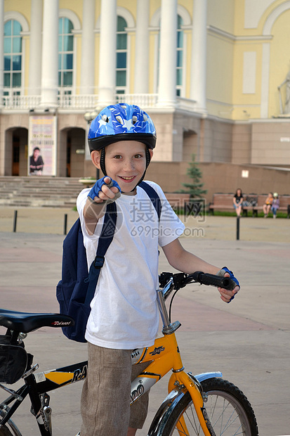 少年骑自行车对抗秋门剧场的秋门戏院图片