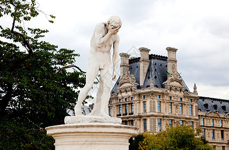 来自卢浮宫附近图里花园的巴黎女神像天空雕塑雕像艺术神话花园图片