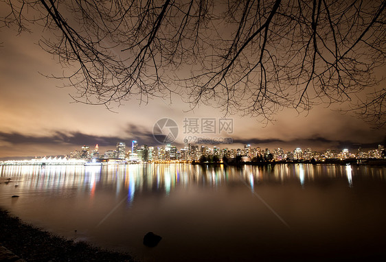 加拿大温哥华市中心夜里天际港口蓝色住宅巡航天空商业水路夜景办公室线条图片