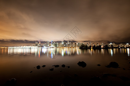 加拿大温哥华市中心夜里天际游客建筑物场景商业住宅反射夜景公寓景观港口图片