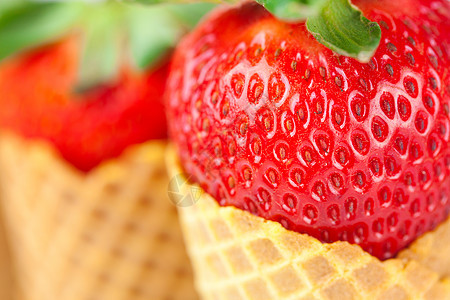 白纸上隔绝的华夫饼锥中草莓茶点甜蜜味道冻结产品锥体小吃奶油香草晶圆图片