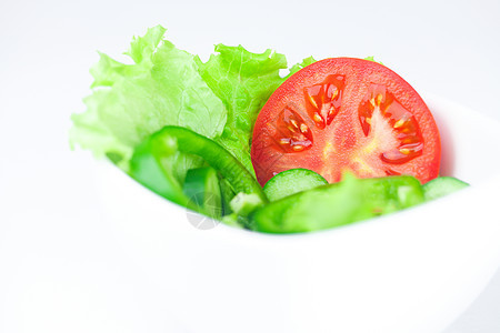 白边隔绝的碗里有生菜 番茄 黄瓜和胡椒小吃红色绿色盘子饮食叶子草药白色沙拉蔬菜图片