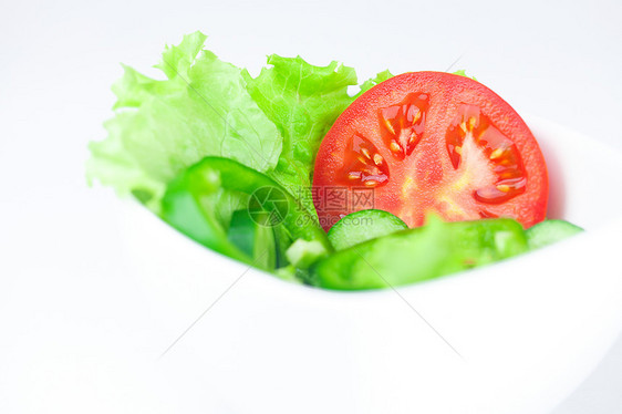 白边隔绝的碗里有生菜 番茄 黄瓜和胡椒小吃红色绿色盘子饮食叶子草药白色沙拉蔬菜图片