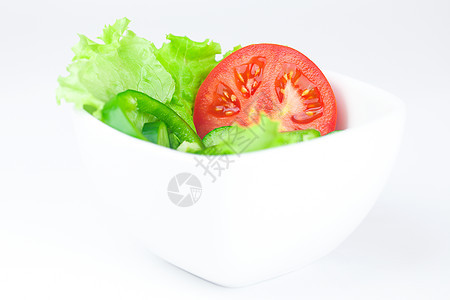 白边隔绝的碗里有生菜 番茄 黄瓜和胡椒盘子小吃草药沙拉食物饮食蔬菜绿色叶子红色图片