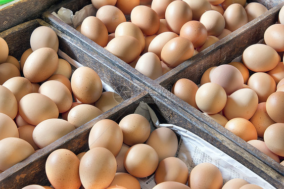 东南亚湿市木材板球中的鸡蛋(鸡蛋)图片