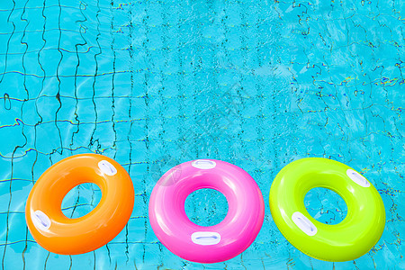 水上三个多彩的游泳池环图片