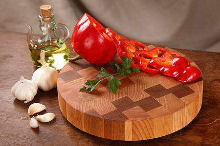 切菜板上的蔬菜木头香菜玻璃瓶木板胡椒厨房食物植物油烹饪棕色图片