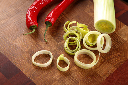 切菜板上的蔬菜洋葱红色木板厨房木头棕色食物烹饪辣椒胡椒图片