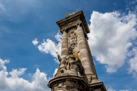 亚历山大三世大桥支柱部门  紧靠云云  巴黎 Fran天空雕像金子旅行地标旅游城市喇叭历史性建筑学图片