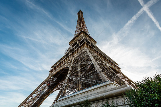 Eiffel铁塔从地面的广视 法国巴黎旅游建筑建筑学蓝色纪念碑旅行历史性天空假期文化图片