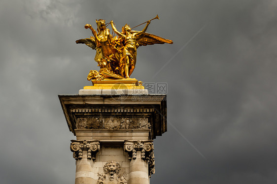 亚历山大三世大桥支柱部门  紧靠云云  巴黎 Fran旅游天空建筑学金子城市喇叭雕像纪念碑雕塑艺术图片
